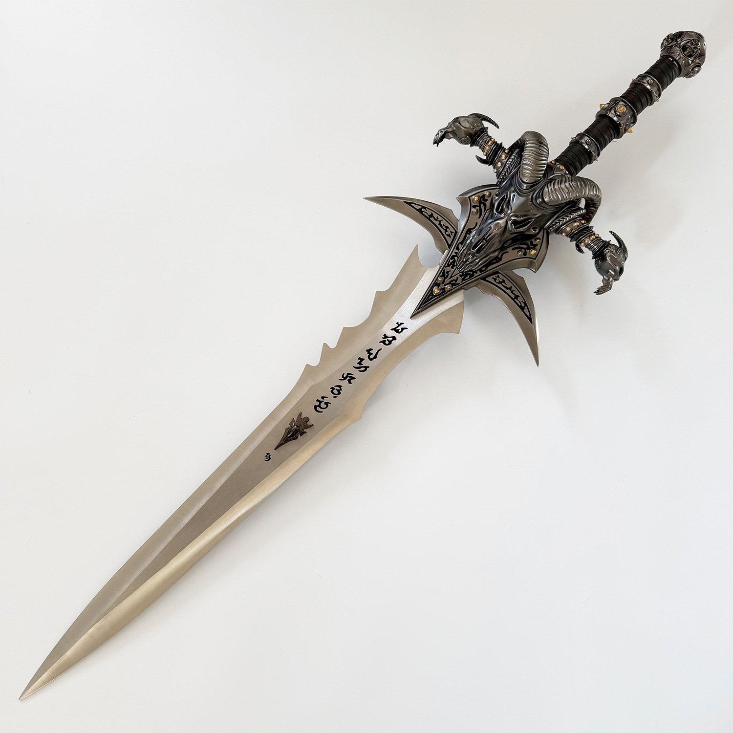 Frostmourne Sword 125cm 1:1 Replica World of Warcraft Lich King Arthas Metal Sword frostmourne sword 125cm 1:1 replica world of warcraft lich king arthas metal sword